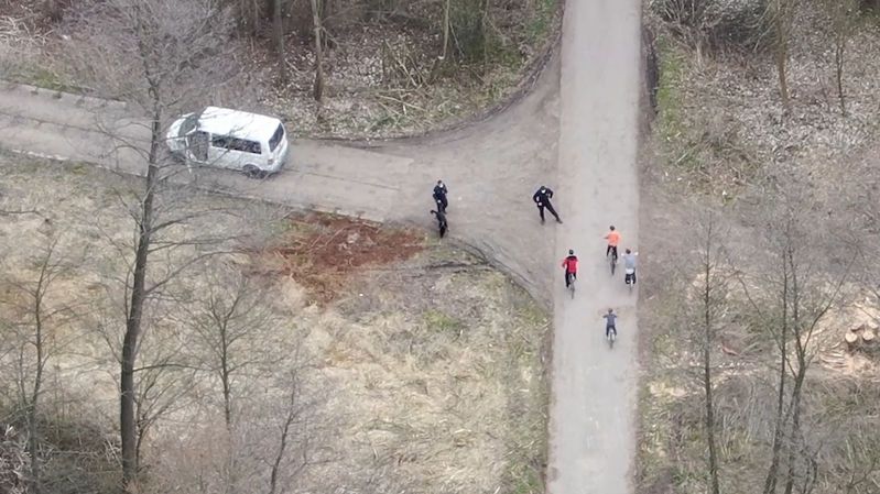Letecké záběry: Policisté zadrželi na Olomoucku skupinu cyklistů, pohybovali se v zakázané zóně